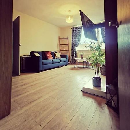 Entire 1 Bed Spacious Apartment, Private Balcony & Study Room Near City Whitehouse  Exterior foto